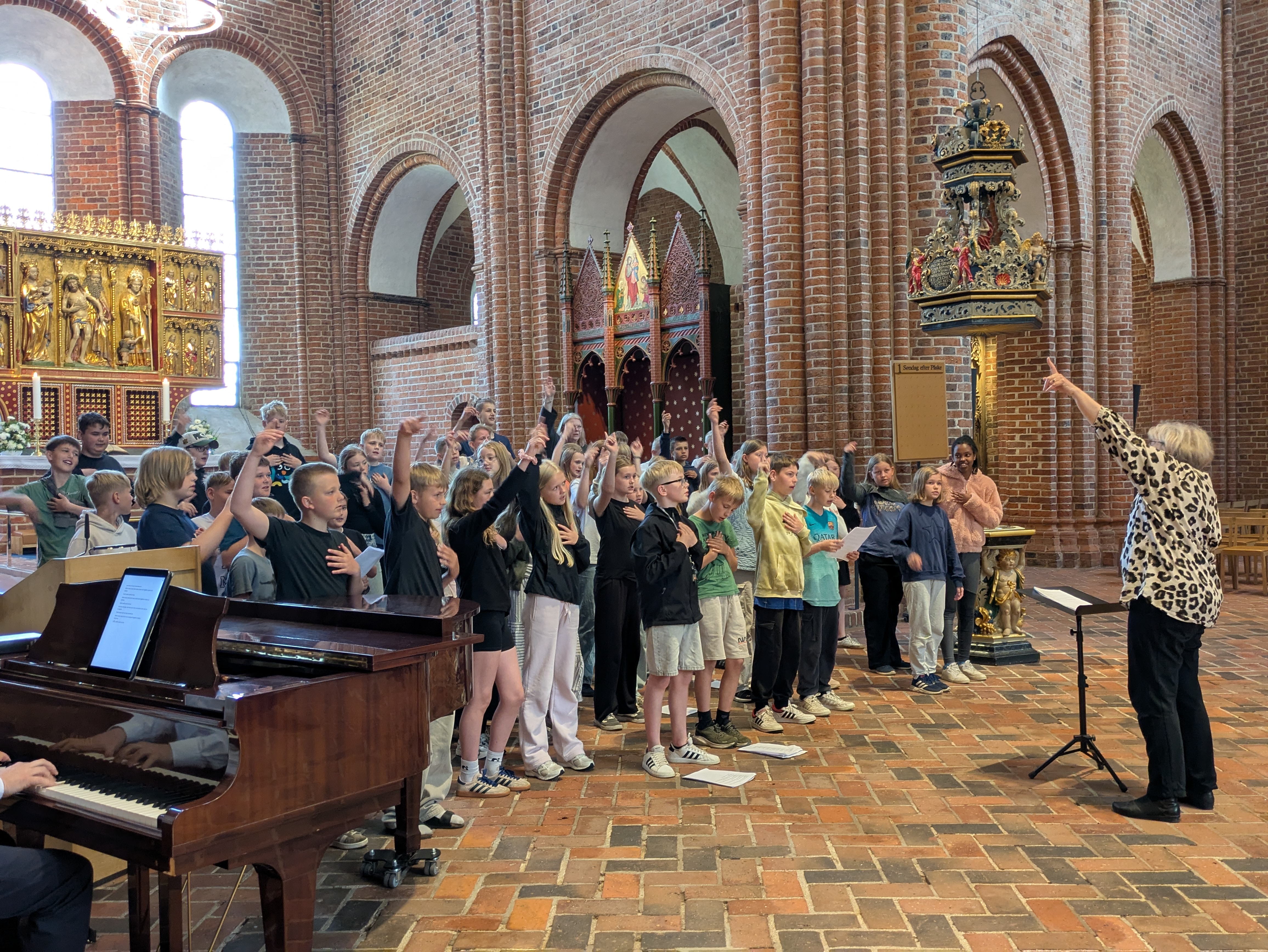 Børn synger til skolekorsdag i Løgumkloster